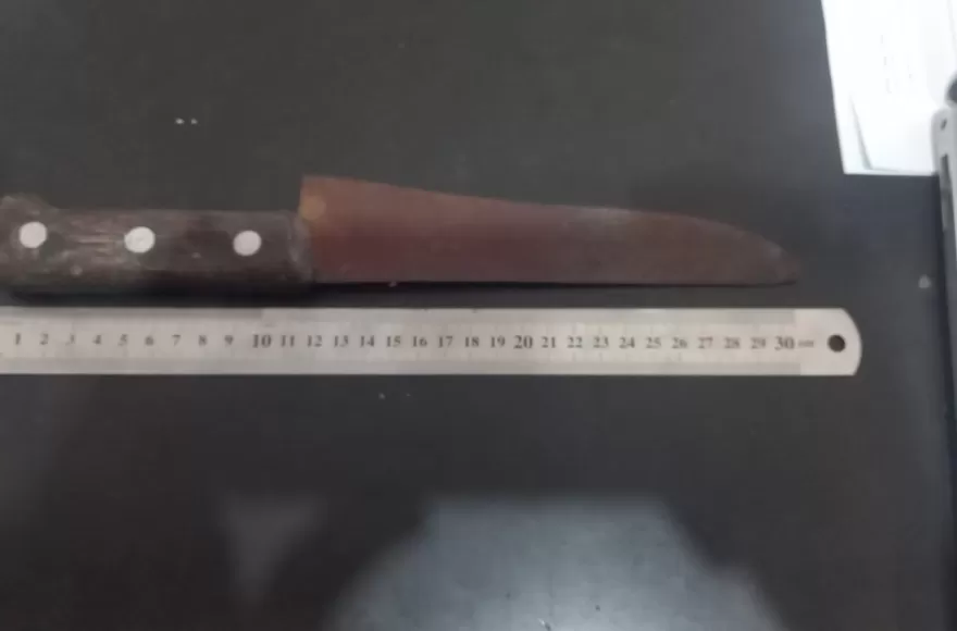 Portaba un arma blanca.