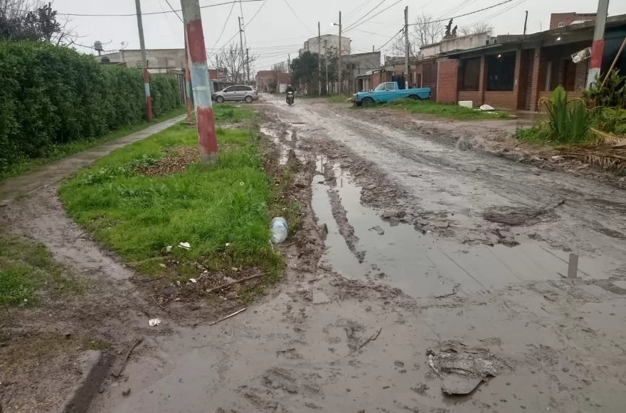 Vecinos de Nueva Villa Argüello reclaman limpieza de bocas de tormenta: “Un mes tapadas”