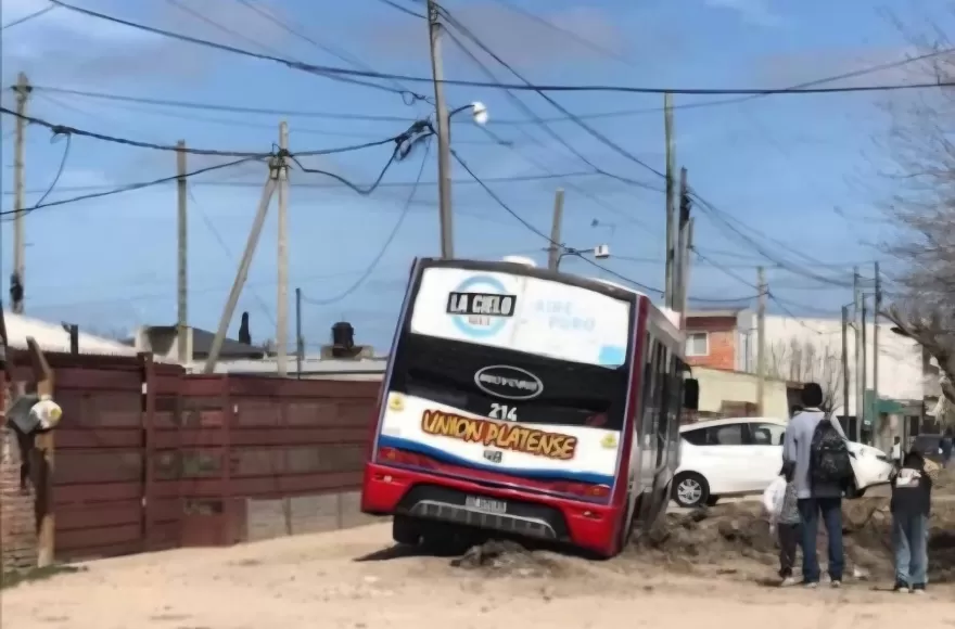 Los vecinos denunciaron que se encajan autos y colectivos.