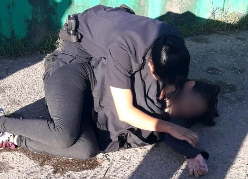 Dos policías de la provincia de Buenos Aires rescataron a una mujer.
