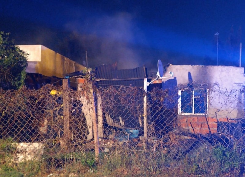 Los bomberos batallaron las llamas durante una hora.