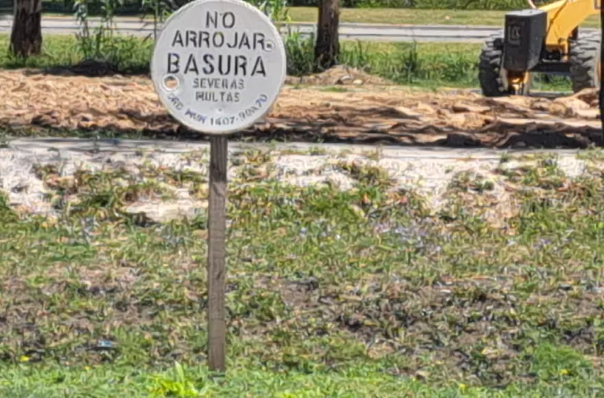 Se instaló un cartel para desincentivar que se arroje basura.
