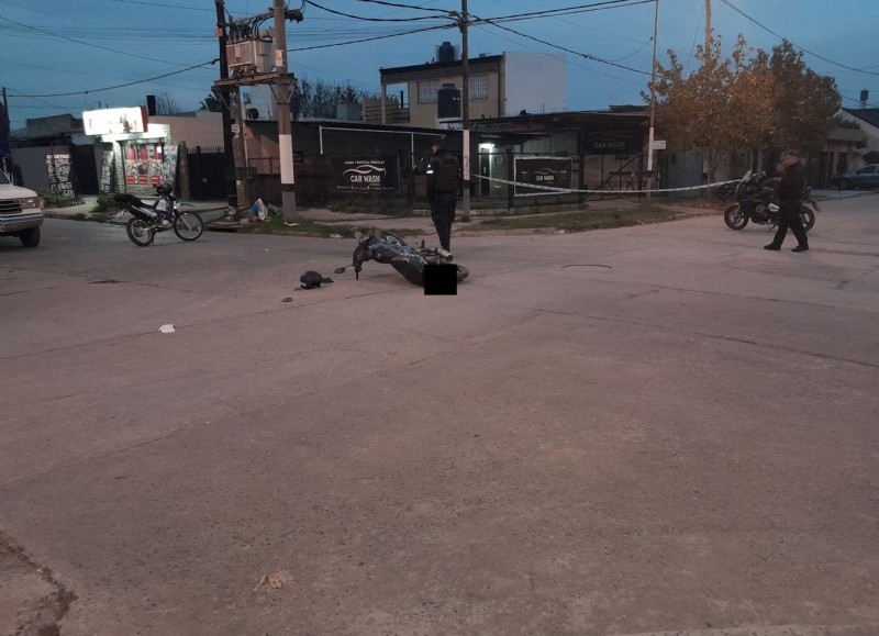 Violento impacto entre taxi y moto.