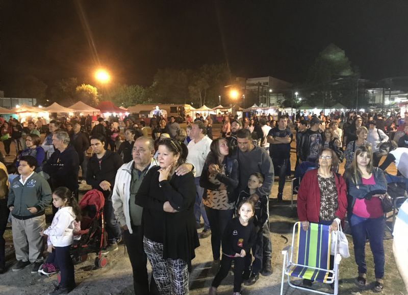 El mayor caudal de gente se acercó luego de las 20 hs