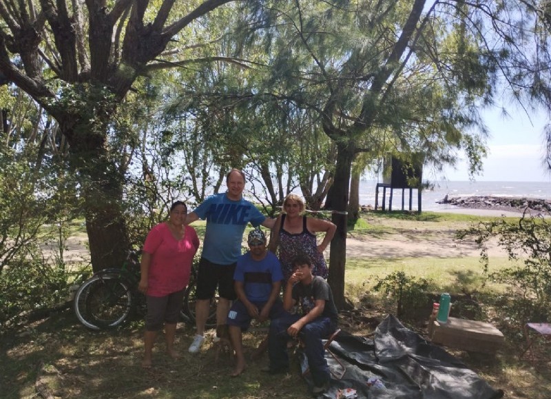 El precandidato a intendente por Evolución, Hugo Dagorret, recorrió la playa Palo Blanco y dialogó con vecinos de la zona.