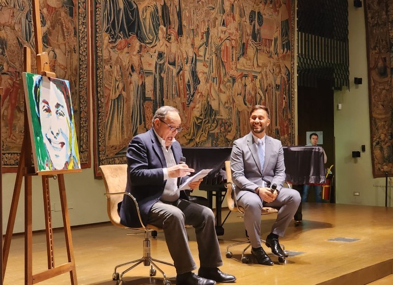 Un espacio que cuenta con los retratos de los ya nombrados premios Nobel. Y, Odino, sin aún serlo, también está.