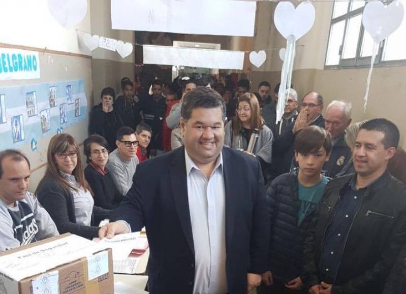 El jefe comunal emitiendo su voto.