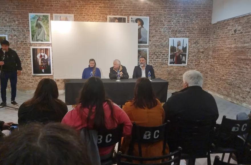Capelli rescata en su libro la figura y el legado del padre Carlos Mugica.