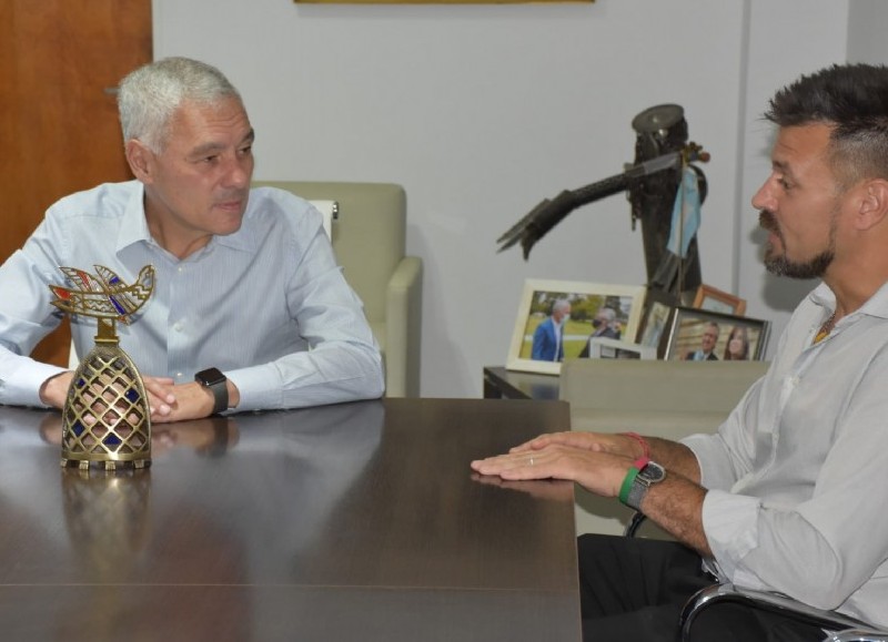 Fabián Cagliardi, recibió a los integrantes de la Sociedad Lituana "Nemunas".