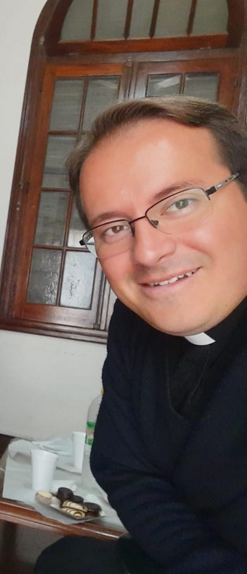 El sacerdote católico, oriundo de Melchor Romero y de 36 años de edad, presta sus servicios en Berisso desde 2017.