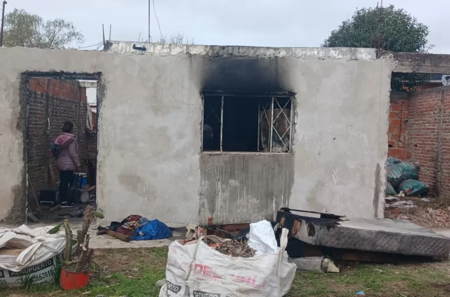 Los.bpmberos trabajaron sobre el foco hasta extinguir las llamas.