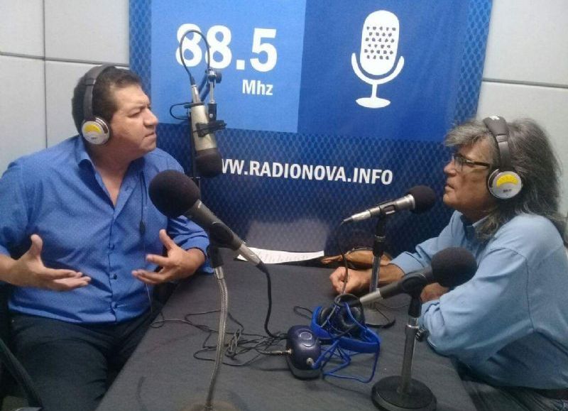 Ramón Garaza y Miguel López Muntaner en los estudios de Cadena Radial Nova.