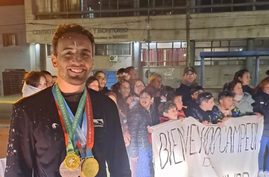 De Berisso al mundo: Lautaro Flamini regresó como campeón y fue recibido a puro festejo