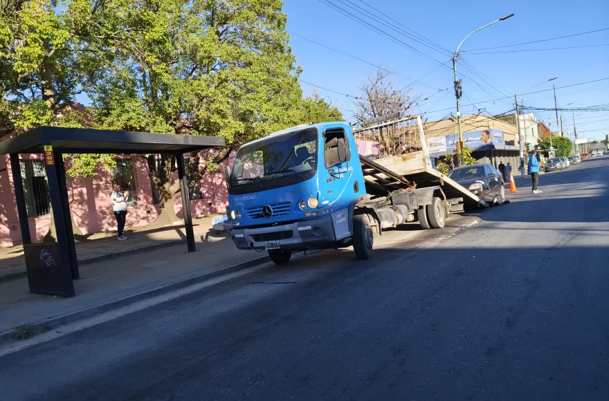 Otro automvilista corrió la misma suerte por estacionar en una parada de colectivo.