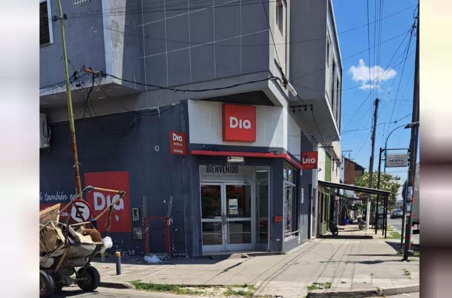 El conflicto laboral por el cierre repentino de un supermercado DIA% en Berisso continúa escalando.