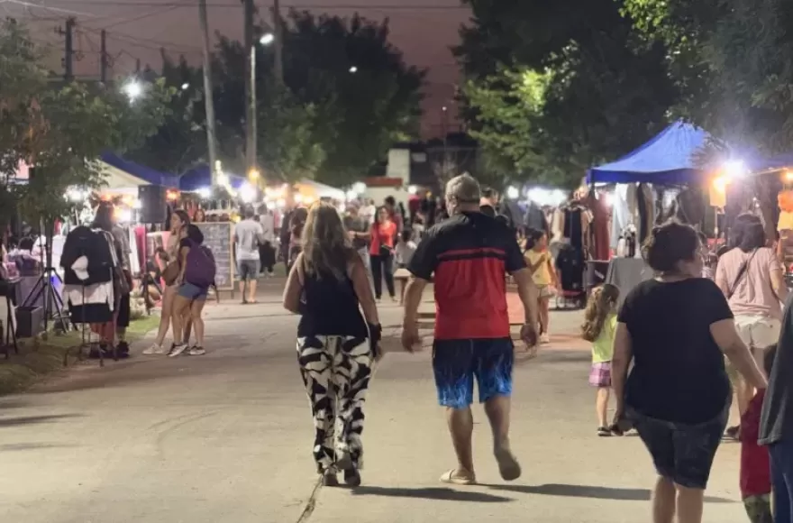 La feria comunitaria se consolidó como punto de encuentro para vecinos, emprendedores y artistas de la región.