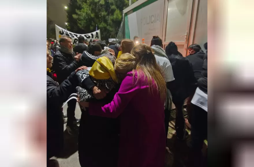 Aldana Iovanovich y la madre de Érica fundidas en un abrazo.