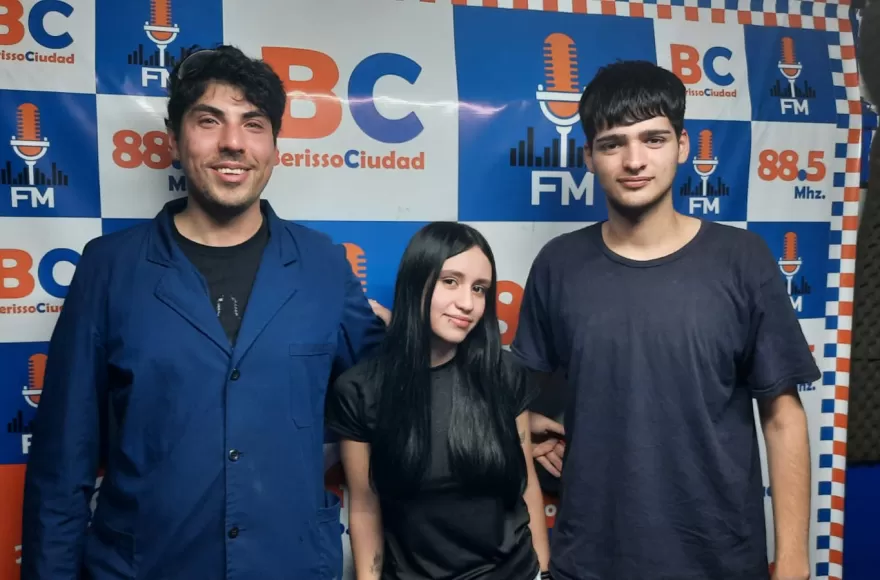 El profesor Carlos Faundez y los alumnos Priscila Gómez y Bruno Marotta.