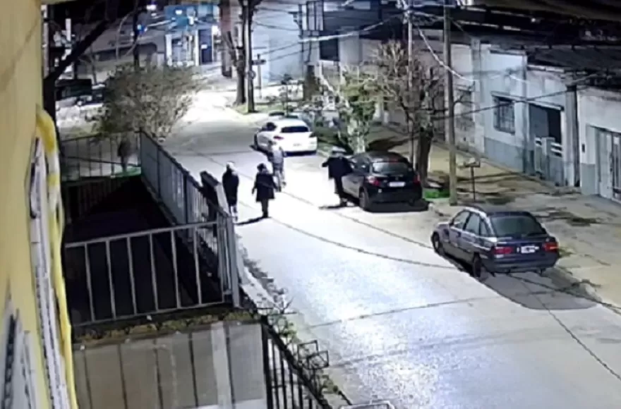 Vecinos denunciaron a este medio la presencia de un grupo de seis jóvenes que circulaban por calle 14.