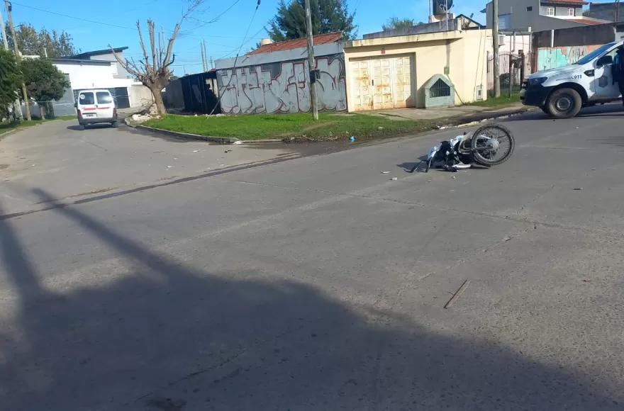 El impacto se dio entre una camioneta marca Citroen Berlingo y una motocicleta marca Honda Wave 110 cc.