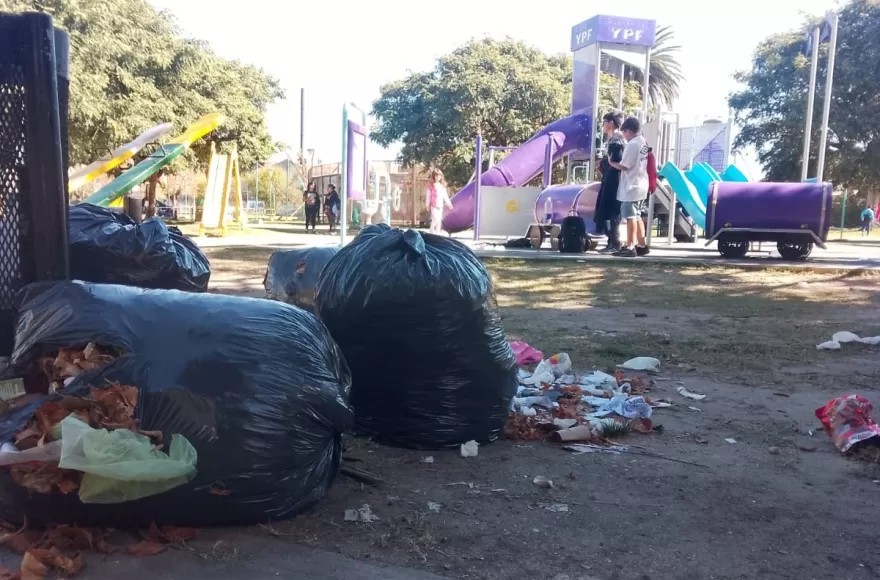 Basura en el sector de juegos del Parque Cívico.