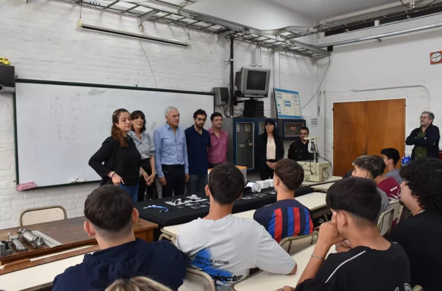 Cagliardi encabezó la entrega de una base meteorológica a la Escuela de Educación Secundaria Técnica N°2 “Ing. Emilio Rebuelto”.