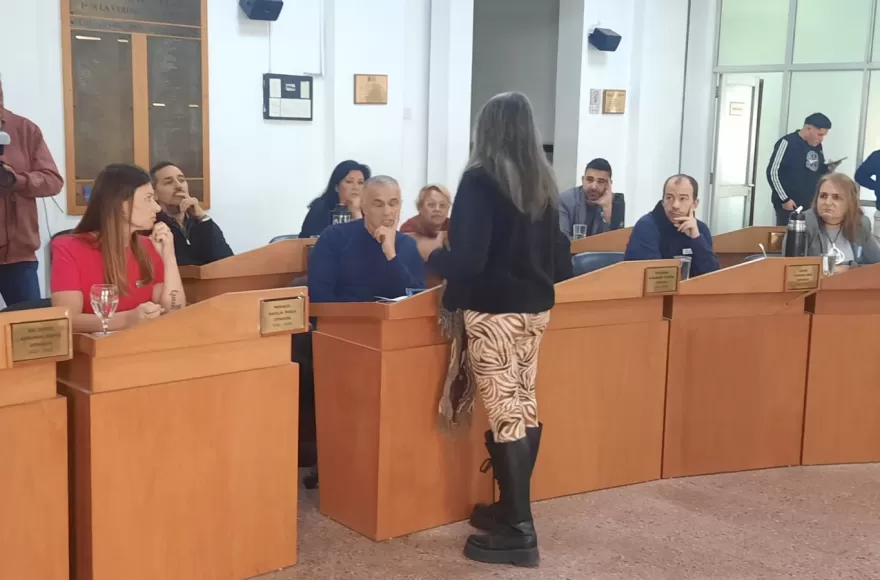 En su reclamo, les mostró imágenes a los ediles.