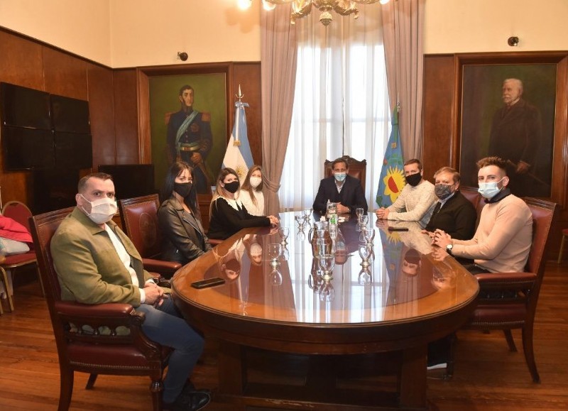 Reunión de campaña en la Intendencia platense.