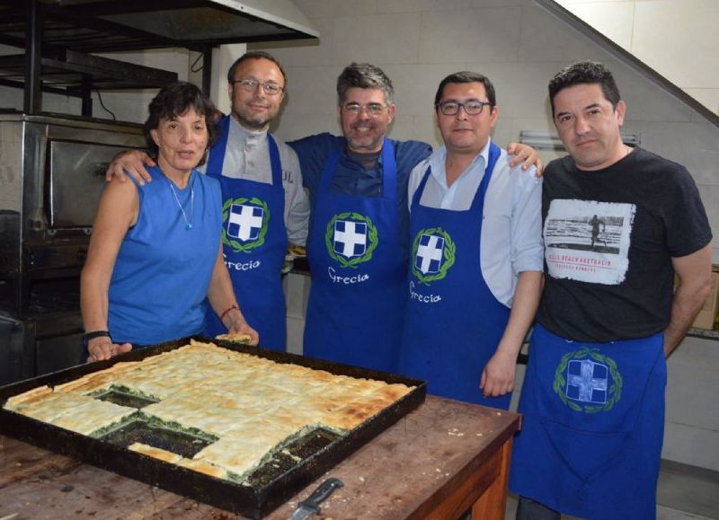 Ariel Mathes (primero de derecha a izquierda), junto a compañeros de la institución.