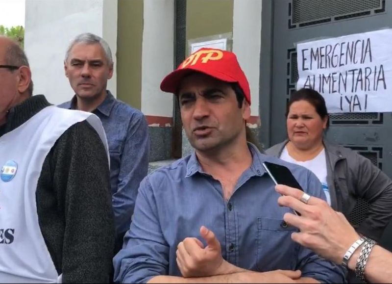 José Caraballo referente de la CCC frente al Palacio Municipal