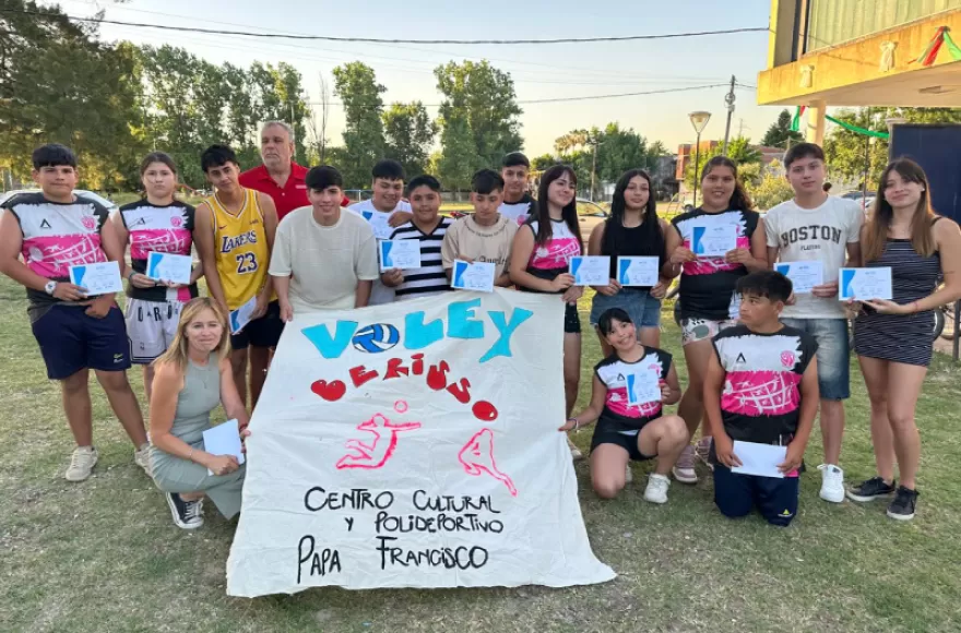 Se  efectuó la entrega de diplomas a los integrantes que forman parte de las Escuelas Deportivas Municipales.