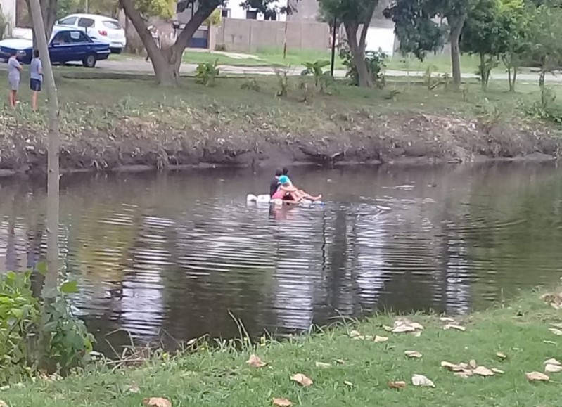 A bordo de un bote precario.