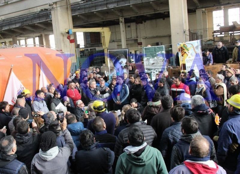 En el Astillero Río Santiago reina la incertidumbre ante el voraz ajuste de Vidal y Macri. Las Asambleas son cotidianas para estudiar los pasos a seguir. (Foto: NOVA)