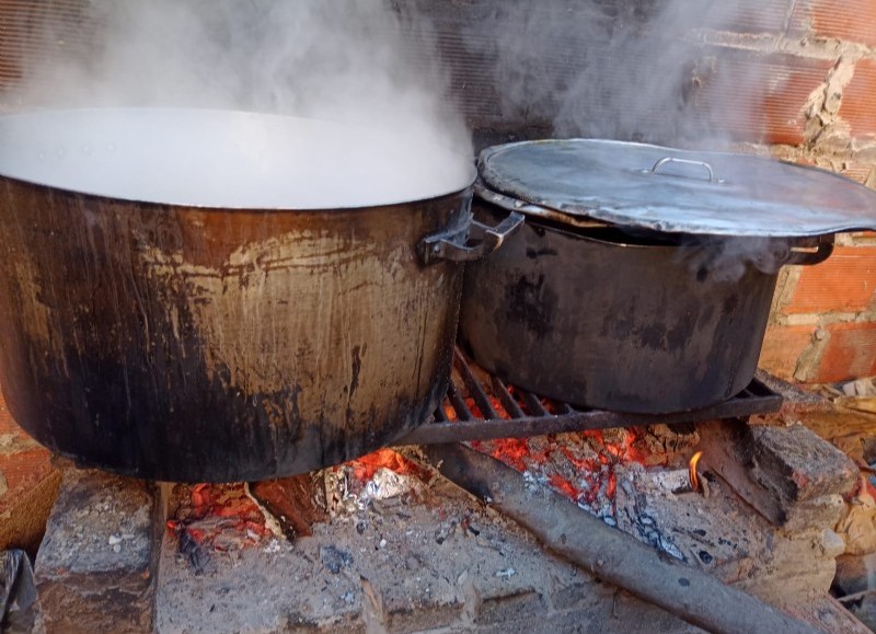 Por ahora, siguen cocinando a leña.