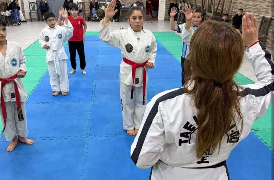 La Escuela de Taekwon-Do ITF de Berisso reúne a más de 30 jóvenes de distintas edades.