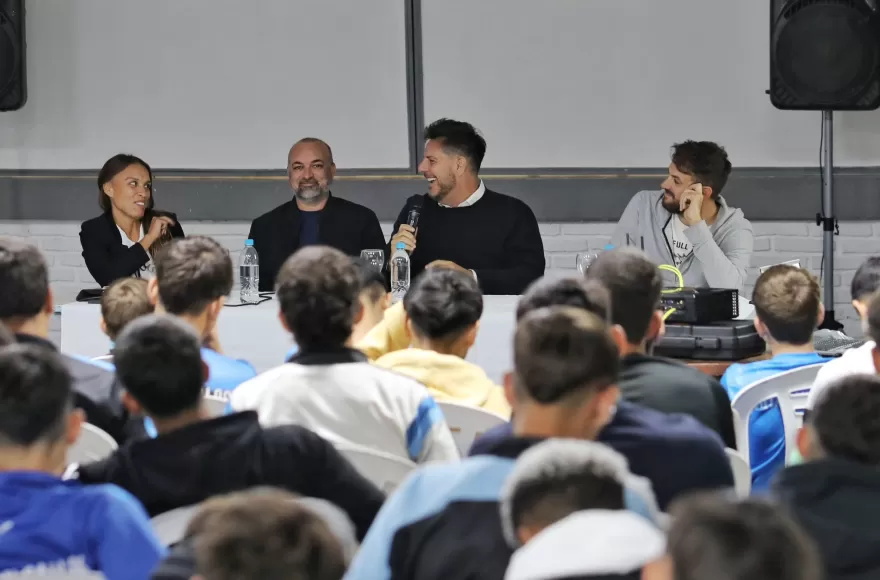 Cara a cara de socios y autoridades de la institución.