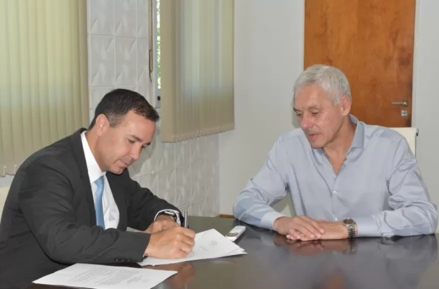 La firma de la cesión.