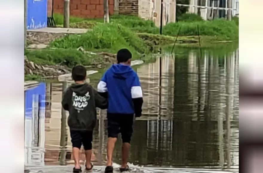  La imagen es desoladora: chicos caminando por la calle anegada, personas mayores sin poder ir al médico, ambulancias imposibilitadas de ingresar al barrio.