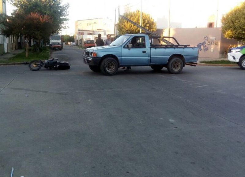 Protagonizado por una moto y una camioneta.