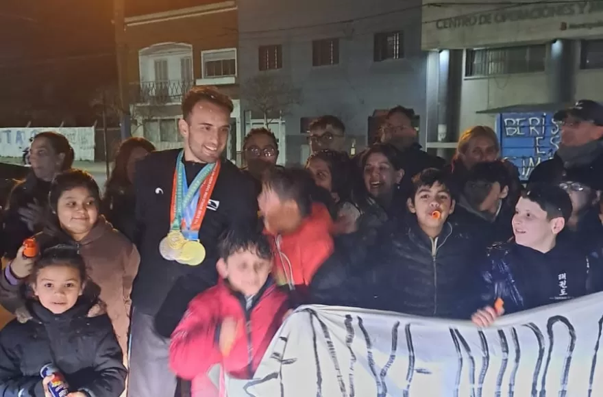 De Berisso al mundo: Lautaro Flamini regresó como campeón y fue recibido a puro festejo