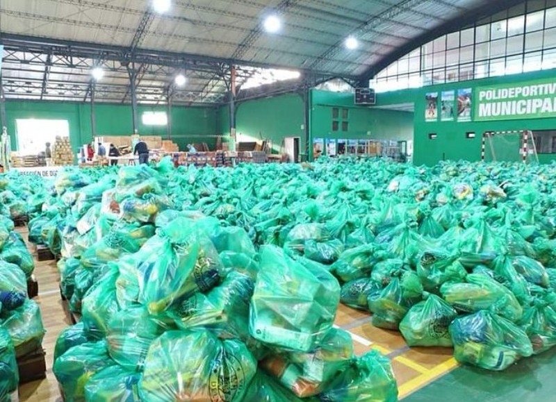 Bolsas de mercadería lista para distribuir.