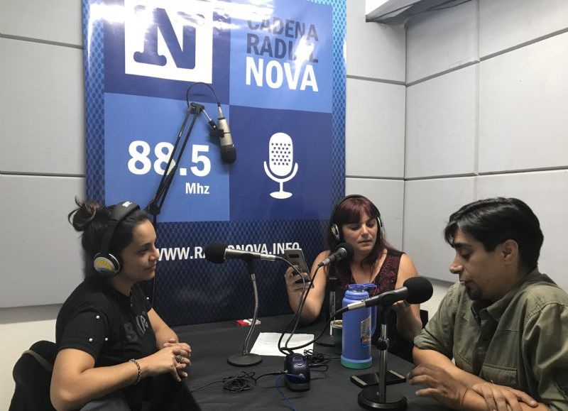 Alejandro Paulenko en el aire de BerissoCiudad en Radio.