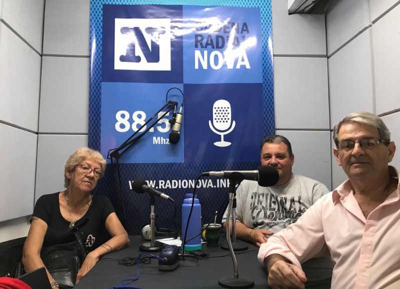 Iris Valdez, Leonardo González y Eduardo Laprovyttola en el aire de BerissoCiudad en Radio.