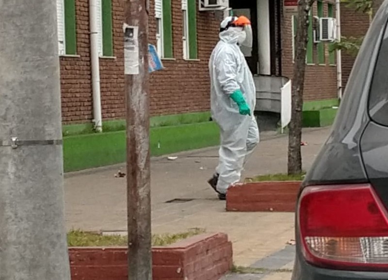 Trabajadores con bolsas de residuos en los pies como "protección".