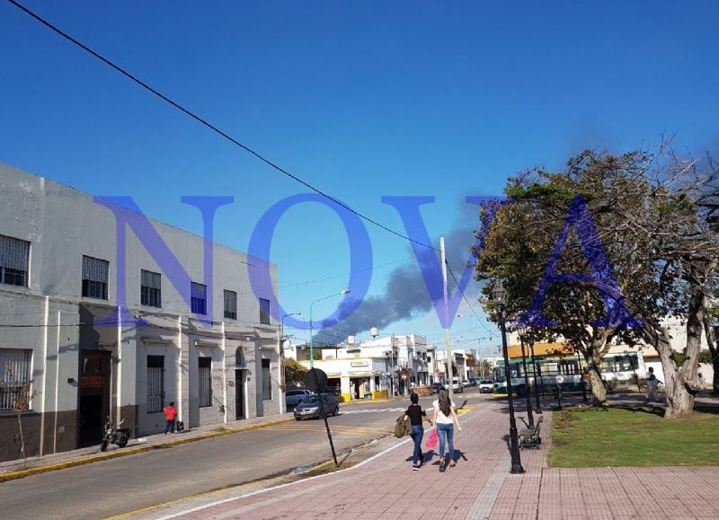 Nuevamente, La Plata, Berisso y Ensenada prendieron la luz de alerta por fogonazos, humo negro y olores en la Petroquímica a raíz de un corte de luz generalizado. (Foto: NOVA)