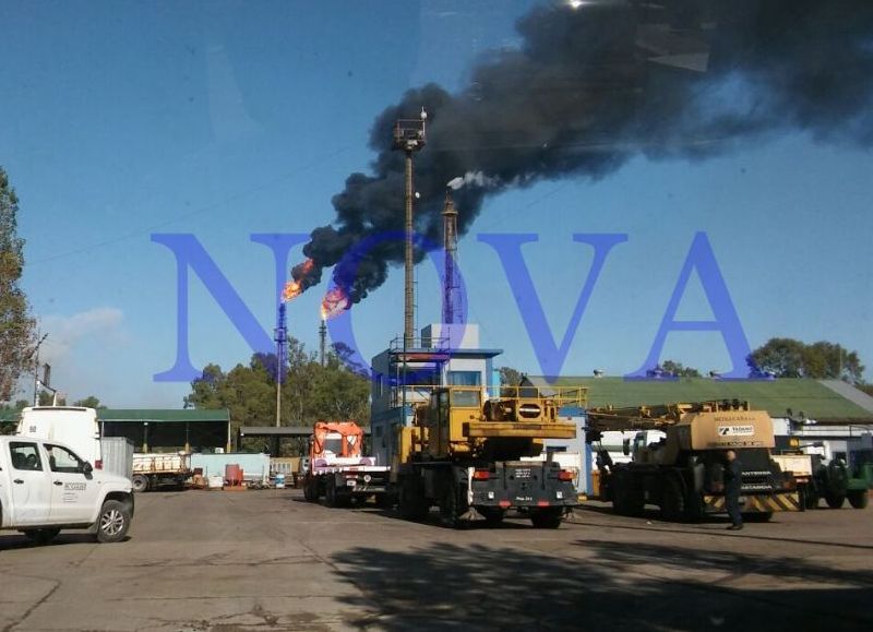 Nuevamente, La Plata, Berisso y Ensenada prendieron la luz de alerta por fogonazos, humo negro y olores en la Petroquímica a raíz de un corte de luz generalizado. (Foto: NOVA)