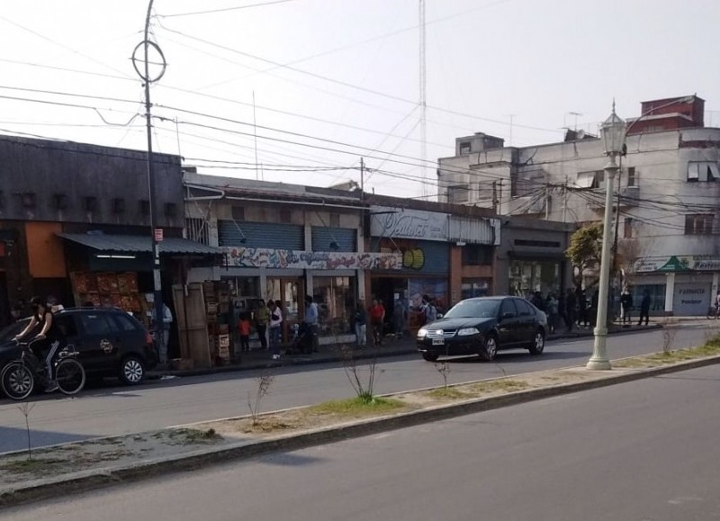 La fila es de más de cien metros.