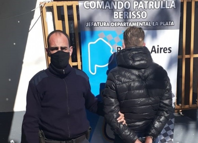 Personal de la comisaría cuarta detuvo cerca del mediodía de este martes al notar que portaba un arma de fuego.

