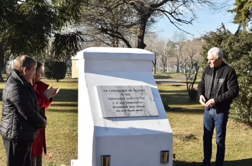 Se descubrió una placa conmemorativa en homenaje a las víctimas del COVID-19.