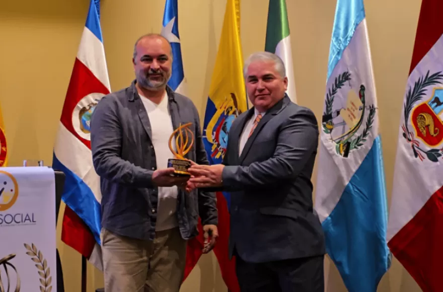Galardón recibido por el secretario de Gobierno, Matías Slezack.